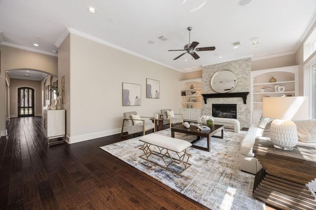 33 N Creekside Court, Houston, TX 77055