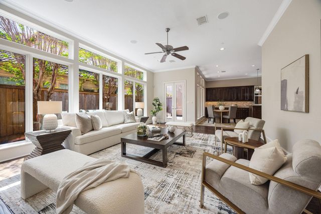 33 N Creekside Court, Houston, TX 77055