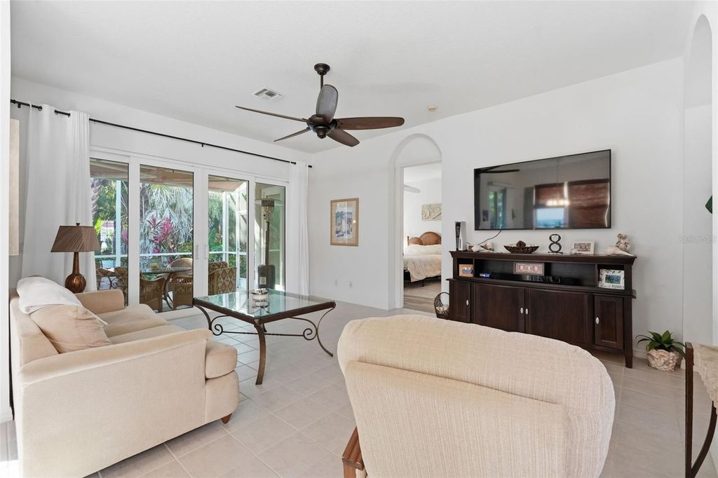 Image 14 of property listing at 5127 HANGING MOSS LANE, Sarasota, FL 34238