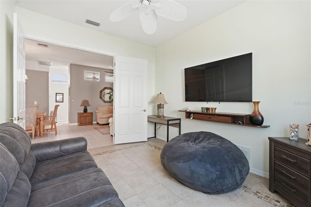 Image 19 of property listing at 5127 HANGING MOSS LANE, Sarasota, FL 34238