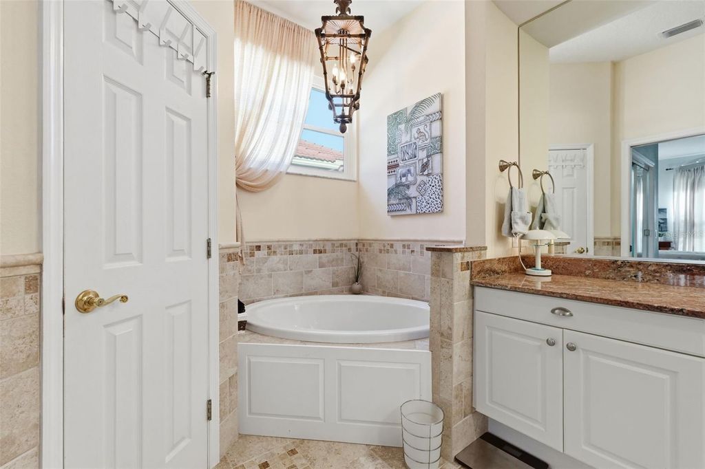 Image 34 of property listing at 5127 HANGING MOSS LANE, Sarasota, FL 34238