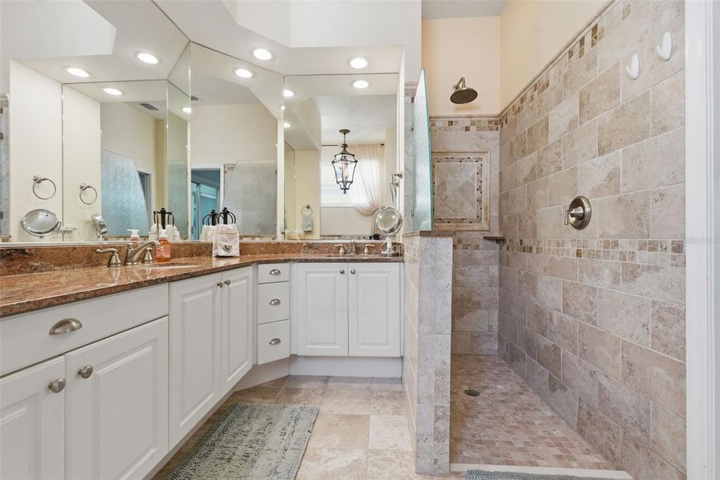 Image 35 of property listing at 5127 HANGING MOSS LANE, Sarasota, FL 34238