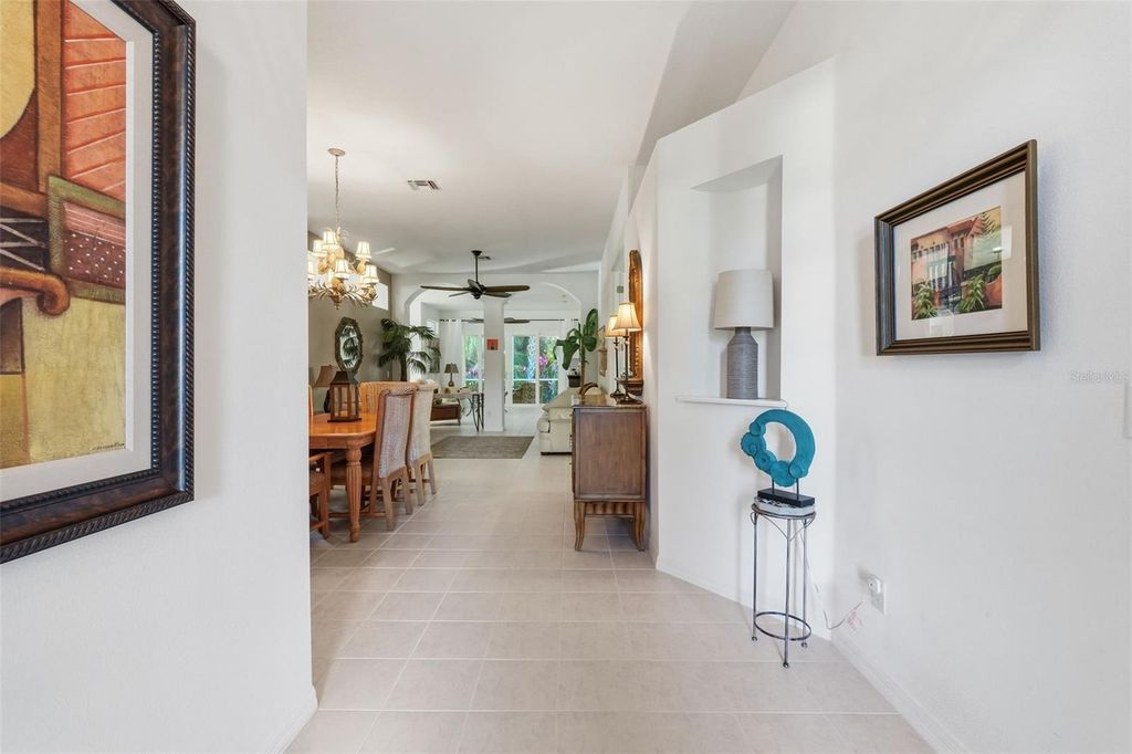 Image 7 of property listing at 5127 HANGING MOSS LANE, Sarasota, FL 34238