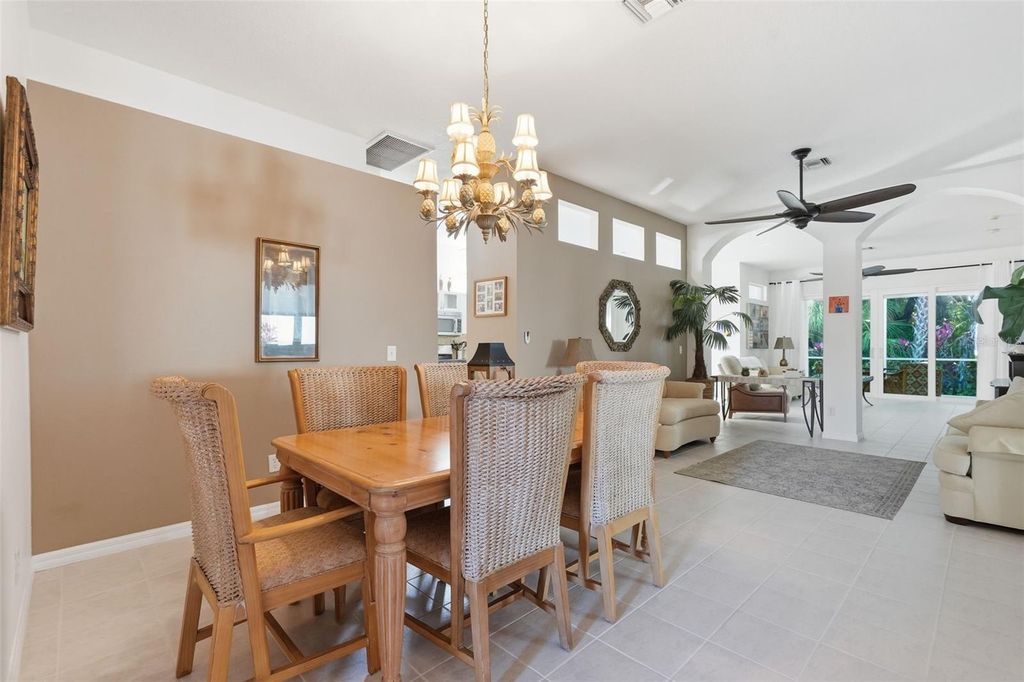 Image 8 of property listing at 5127 HANGING MOSS LANE, Sarasota, FL 34238