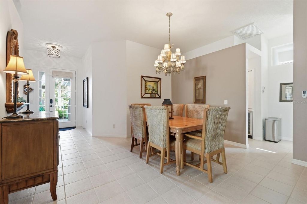 Image 9 of property listing at 5127 HANGING MOSS LANE, Sarasota, FL 34238