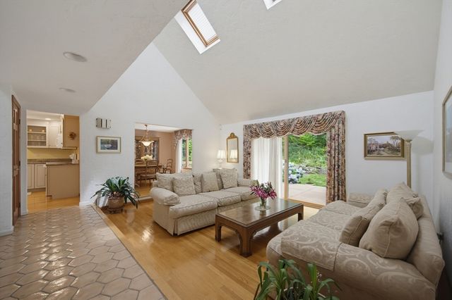 14 Shoreline Dr, Foxboro, MA 02035
