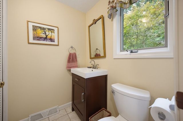 14 Shoreline Dr, Foxboro, MA 02035
