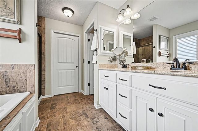 17702 Greyhawke Ridge, Smithville, MO 64089