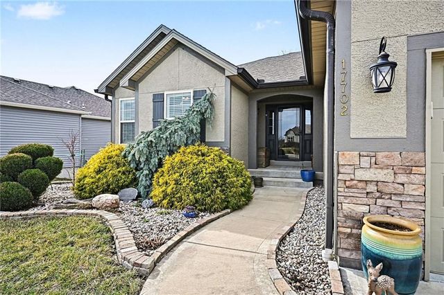 17702 Greyhawke Ridge, Smithville, MO 64089