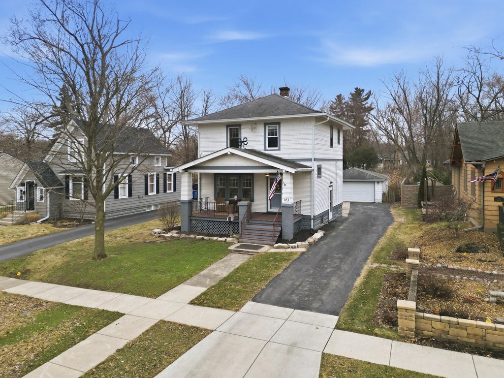 123 Elmwood Place, Crown Point, IN 46307