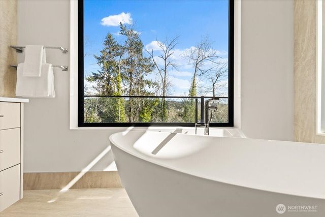 3806 95th Avenue NE, Yarrow Point, WA 98004