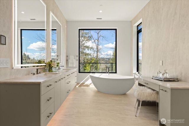 3806 95th Avenue NE, Yarrow Point, WA 98004