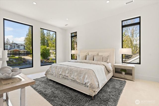 3806 95th Avenue NE, Yarrow Point, WA 98004