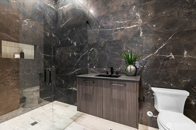 3806 95th Avenue NE, Yarrow Point, WA 98004