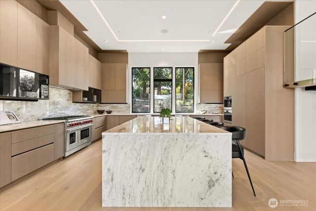 3806 95th Avenue NE, Yarrow Point, WA 98004