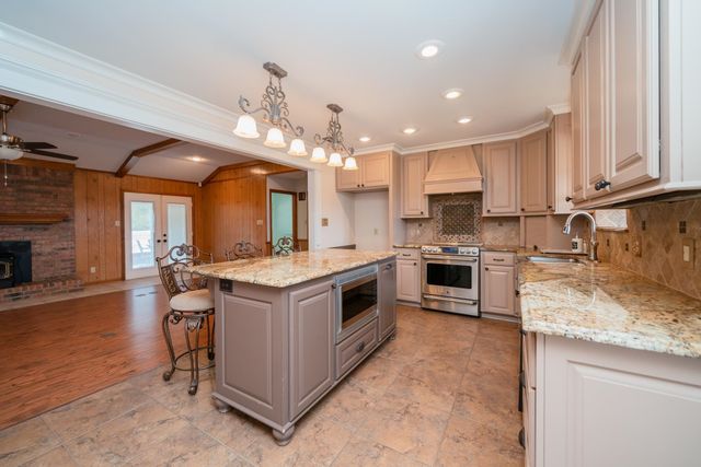 2808 W Gay Ave., Gladewater, TX 75647