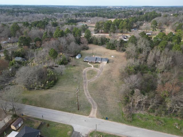 2808 W Gay Ave., Gladewater, TX 75647