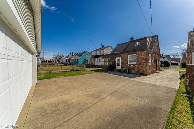 15705 Throckley Avenue, Cleveland, OH 44128