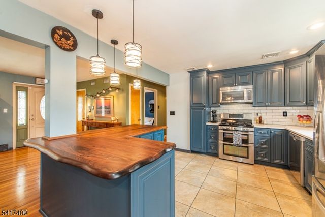 104 Lionshead Drive West, Wayne Twp., NJ 07470
