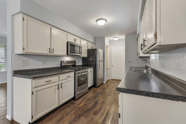 1 W Pheasant Trail, Lake In The Hills, IL 60156