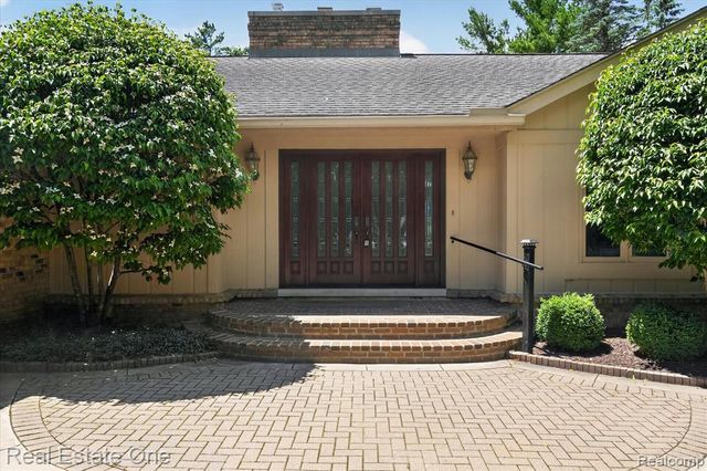 5161 Ledgewood Drive, Commerce Twp, MI 48382