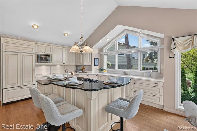 5161 Ledgewood Drive, Commerce Twp, MI 48382