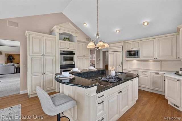5161 Ledgewood Drive, Commerce Twp, MI 48382