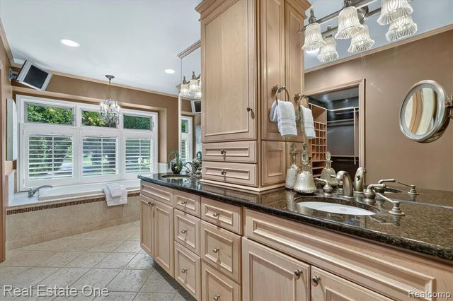 5161 Ledgewood Drive, Commerce Twp, MI 48382
