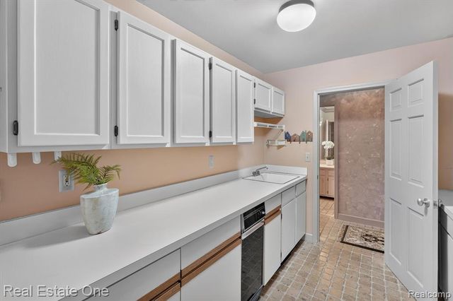 5161 Ledgewood Drive, Commerce Twp, MI 48382