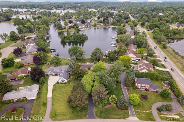 5161 Ledgewood Drive, Commerce Twp, MI 48382