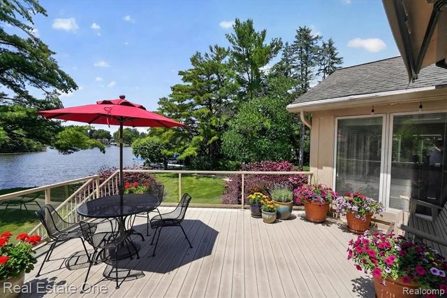 5161 Ledgewood Drive, Commerce Twp, MI 48382