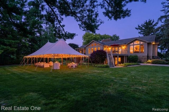 5161 Ledgewood Drive, Commerce Twp, MI 48382