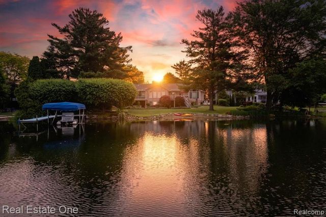5161 Ledgewood Drive, Commerce Twp, MI 48382