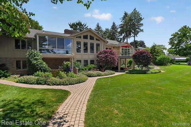5161 Ledgewood Drive, Commerce Twp, MI 48382