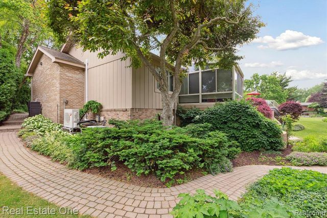 5161 Ledgewood Drive, Commerce Twp, MI 48382