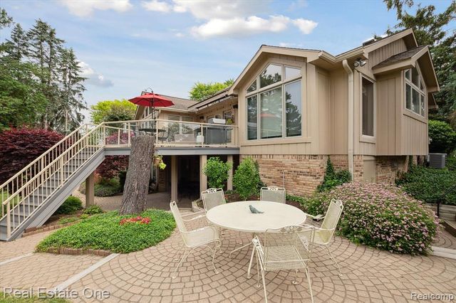 5161 Ledgewood Drive, Commerce Twp, MI 48382