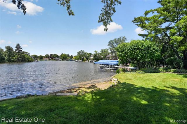 5161 Ledgewood Drive, Commerce Twp, MI 48382
