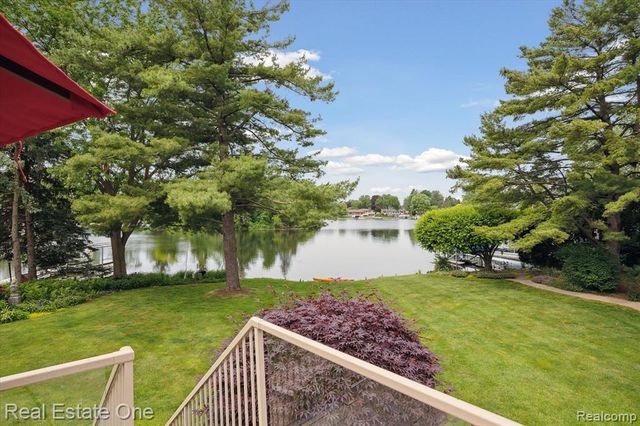 5161 Ledgewood Drive, Commerce Twp, MI 48382