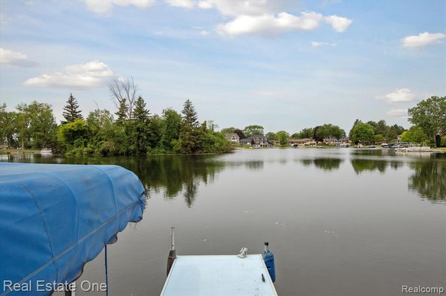 5161 Ledgewood Drive, Commerce Twp, MI 48382