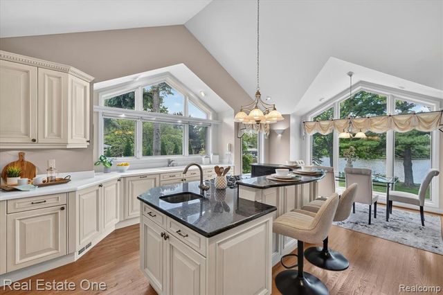 5161 Ledgewood Drive, Commerce Twp, MI 48382