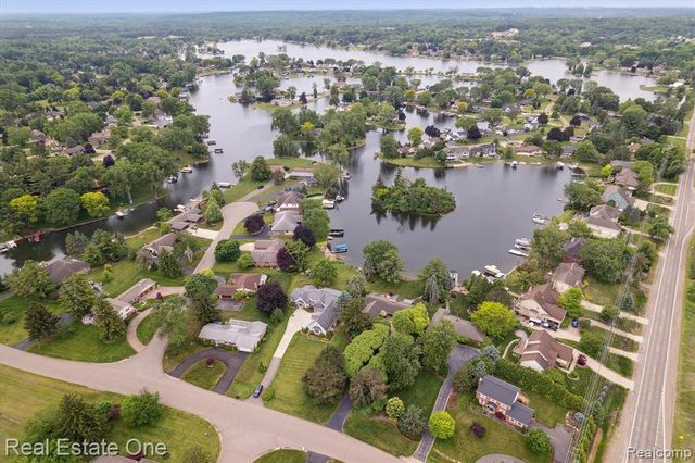 5161 Ledgewood Drive, Commerce Twp, MI 48382