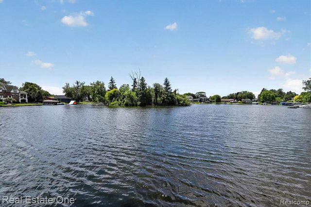 5161 Ledgewood Drive, Commerce Twp, MI 48382