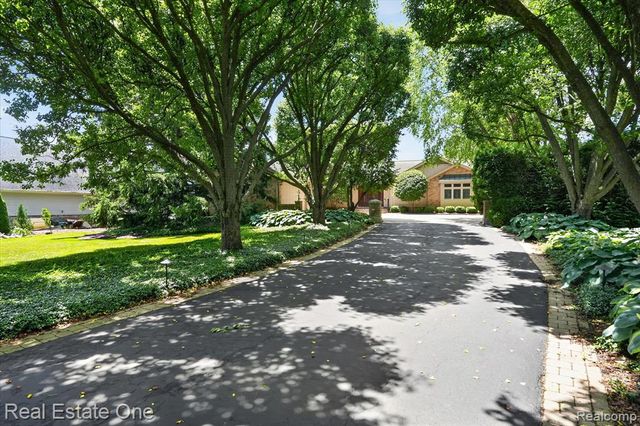 5161 Ledgewood Drive, Commerce Twp, MI 48382