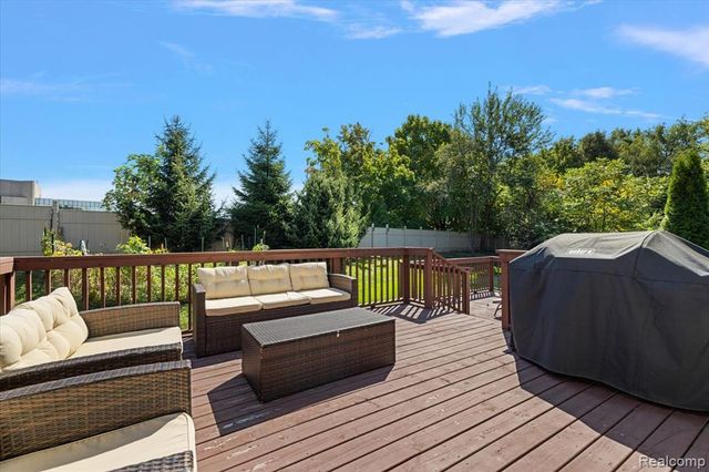 3036 Newport Court, Troy, MI 48084