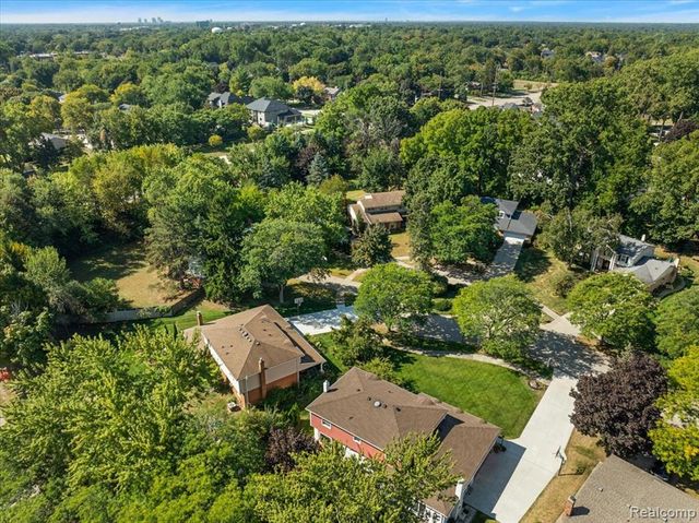 3036 Newport Court, Troy, MI 48084