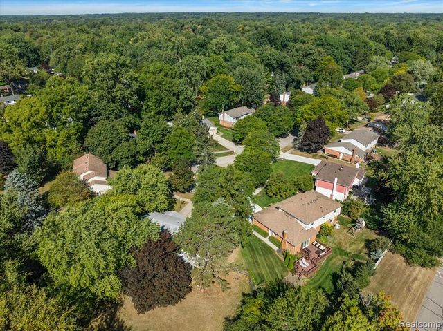 3036 Newport Court, Troy, MI 48084