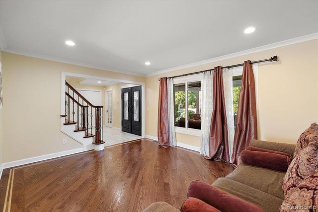 3036 Newport Court, Troy, MI 48084