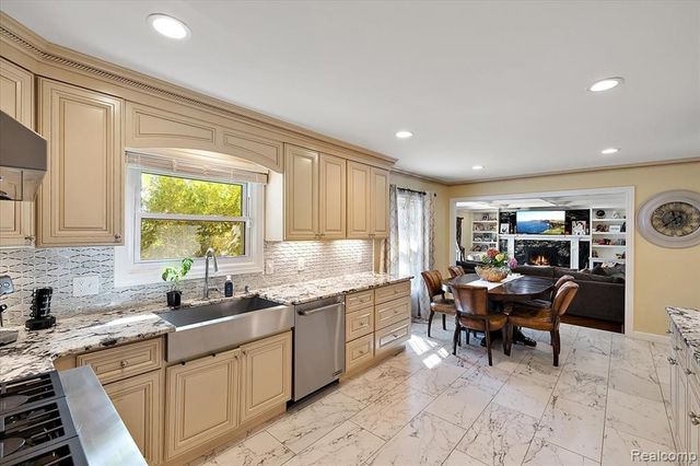 3036 Newport Court, Troy, MI 48084