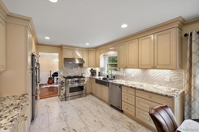 3036 Newport Court, Troy, MI 48084