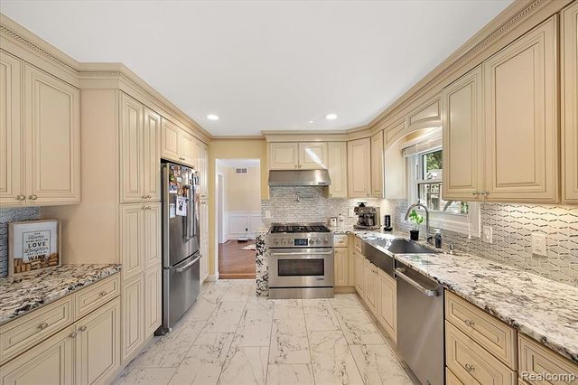 3036 Newport Court, Troy, MI 48084